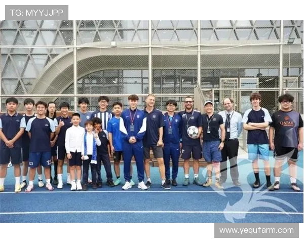 武汉三镇球员沈子贵走进武汉爱莎学校 与师生互动交流推动校园足球发展 武汉三镇球员沈子贵走进武汉爱莎学校 与师生互动交流推动校园足球发展